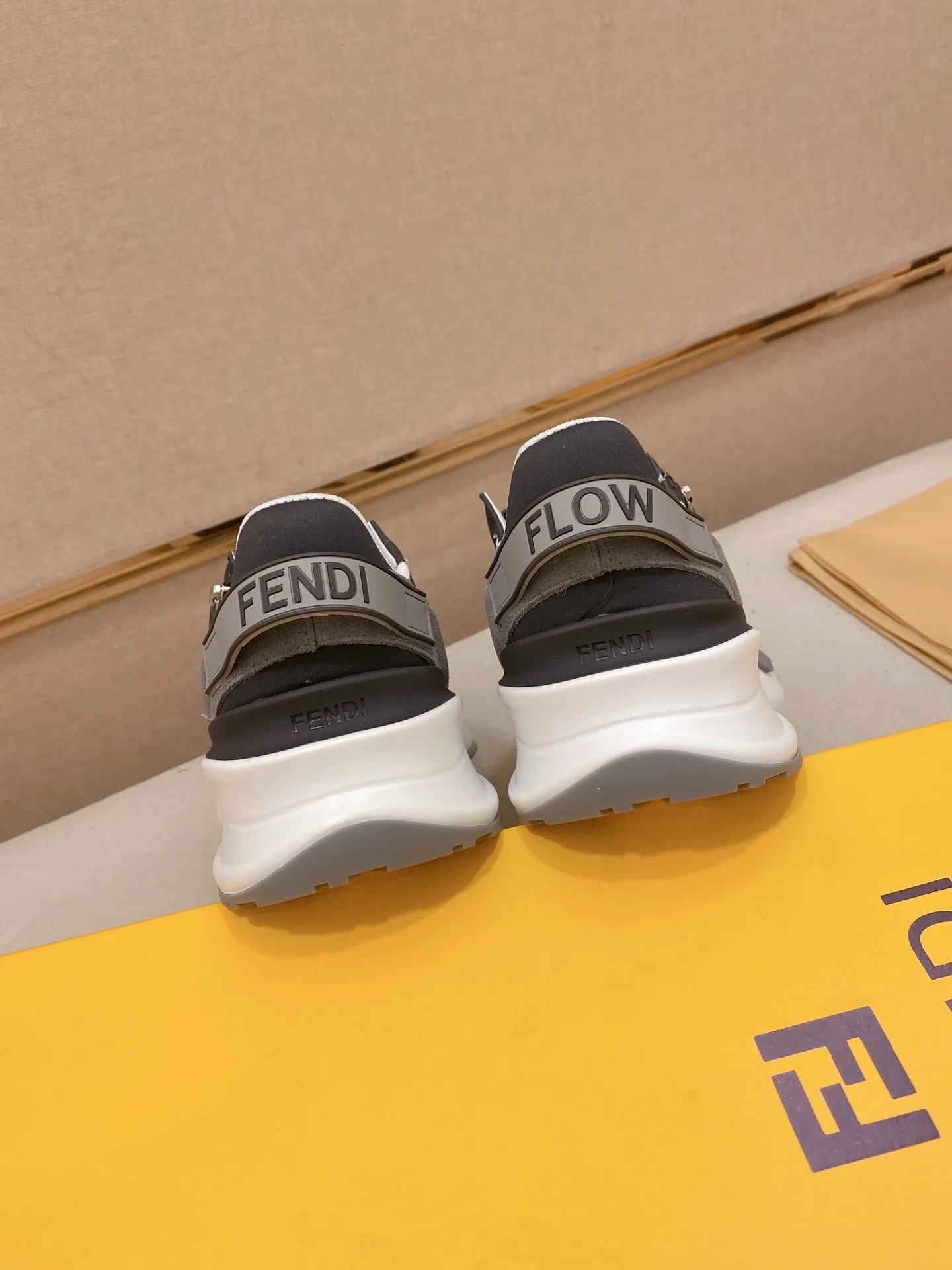 Factory price: 540💰(high version) [Fendi] Fendi’s latest casual shoes for men! Available at counters simultaneously! A one-to-one replica of the original. Made entirely of imported top-grain calfskin, the interior is made of top-grain water-dyed cowhide, and the original factory-supplied rubber outsole. Leading new fashion concepts. Matching code: 38-44 can be customized, 45 is not returnable!